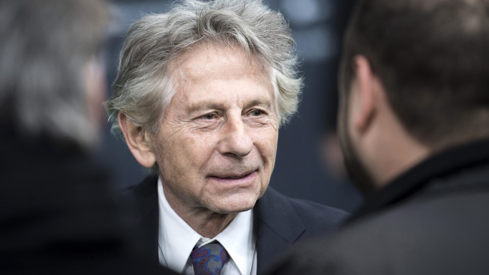 Le cinéaste Roman Polanski parle à des journalistes