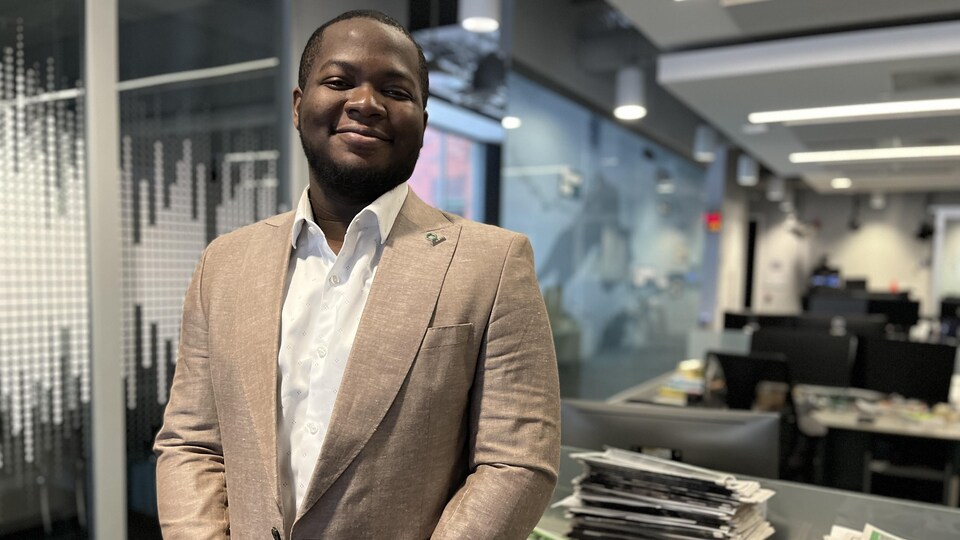 Romuald Kouadio dans les studios de Radio-Canada dans le Nord de l'Ontario.