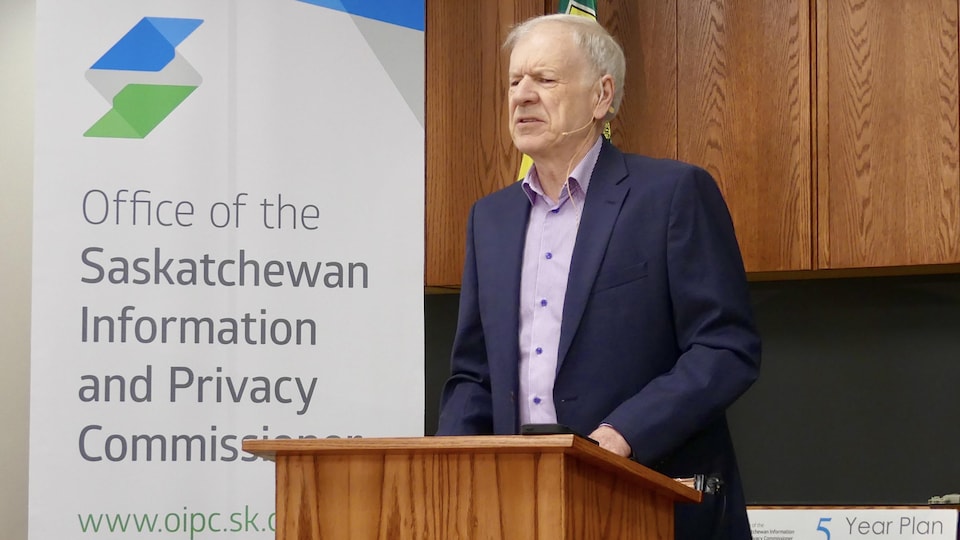 Le commissaire à l’information et à la vie privée de la Saskatchewan, Ron Kruzeniski, qui s'adresse aux journalistes.