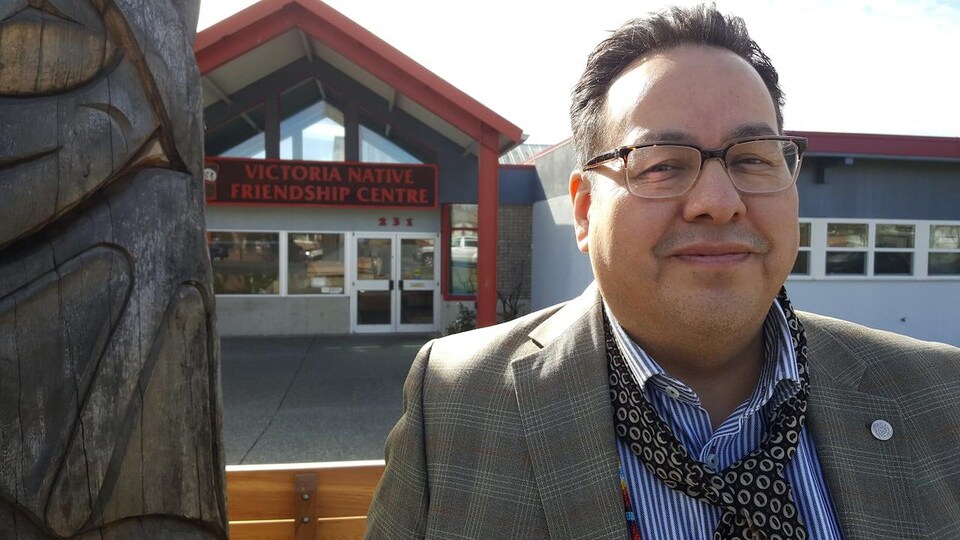 Ron Rice devant le centre d'amitié autochtone de Victoria.