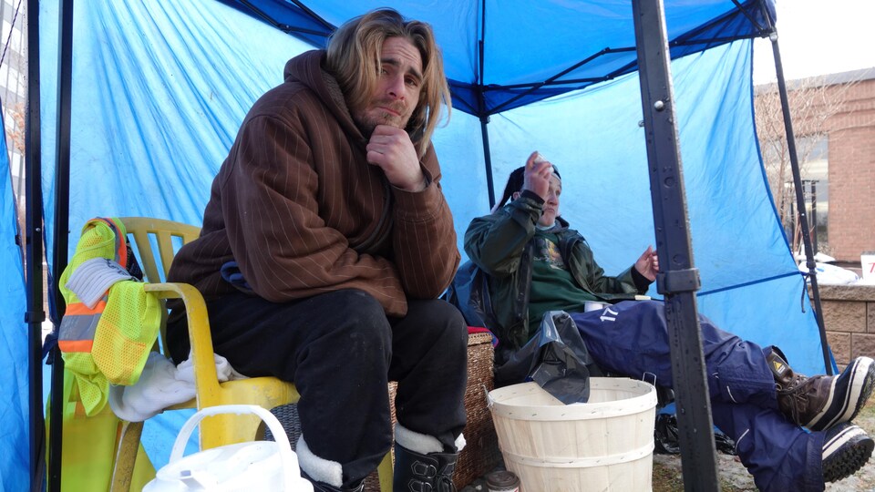 Ronald Knox dans sa tente avant le démantèlement.