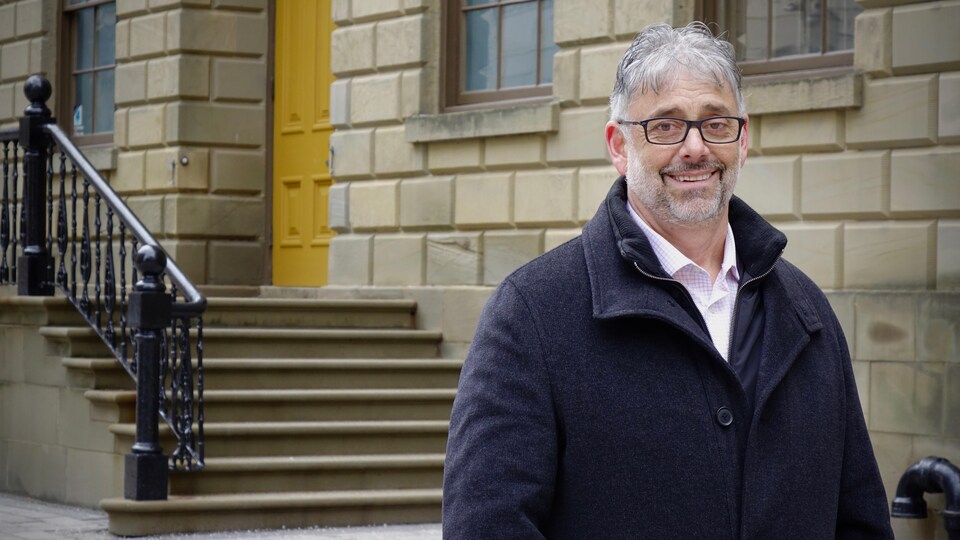 Le député libéral de la circonscription de Clare, Ronnie Leblanc, devant l'Assemblée législative à Halifax.