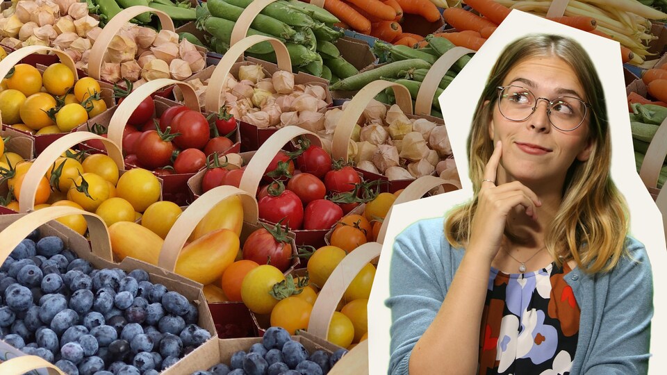 Rosalie devant des paniers de fruits et légumes.