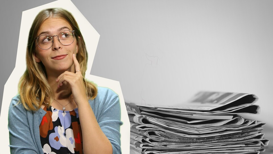 Rosalie devant une pile de journaux.
