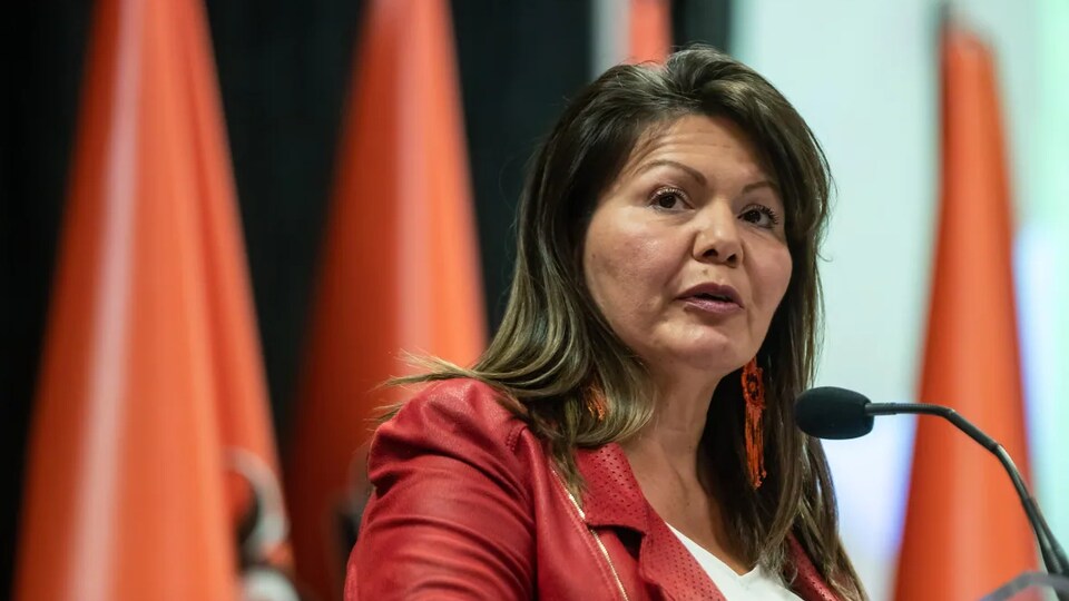 La cheffe de la Première Nation Tk'emlúps te Secwépemc, Rosanne Casimir, lors de la révélation du rapport de l’enquête préliminaire menée par la communauté Tk'emlúps te Secwe̓pemc autour de l’ancien pensionnat pour Autochtones à Kamloops.