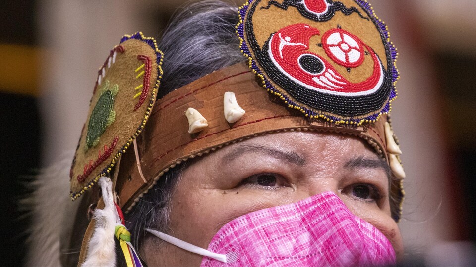 Le visage d'une femme portant des symboles traditionnels.