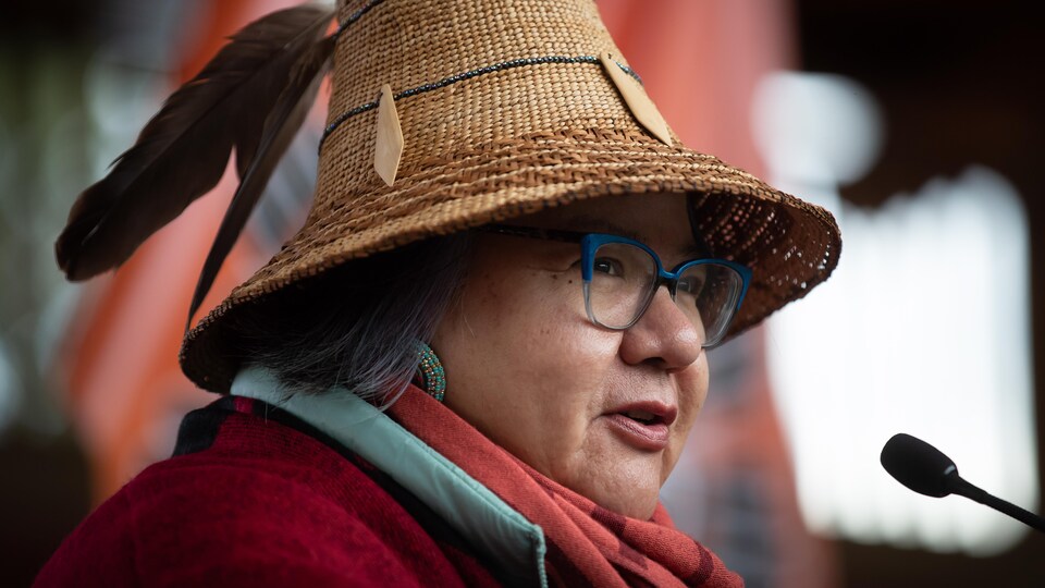 Gros plans sur le visage de RoseAnne Archibald.