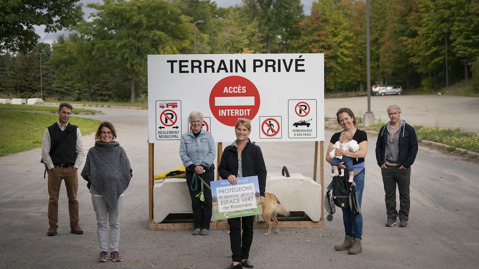 Les membres de Rosemère vert, Philippe Daigle, Lucie Tremblay, Johanne Vallerand, Louise Allard, Geneviève Vallerand et Patrick Bonin, posent devant l'entrée du golf.