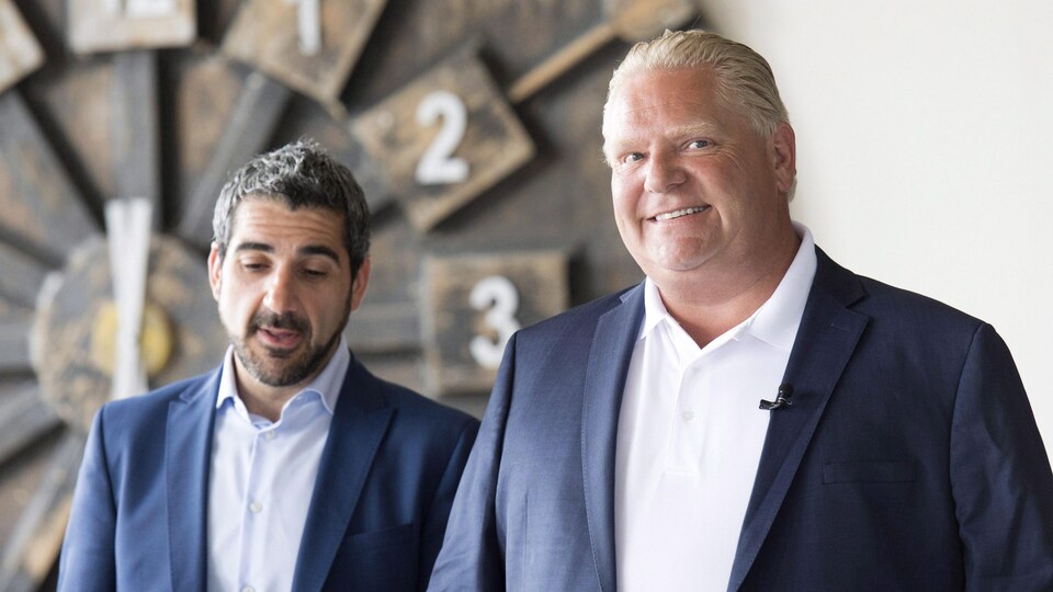 Deux hommes en complet bleu
