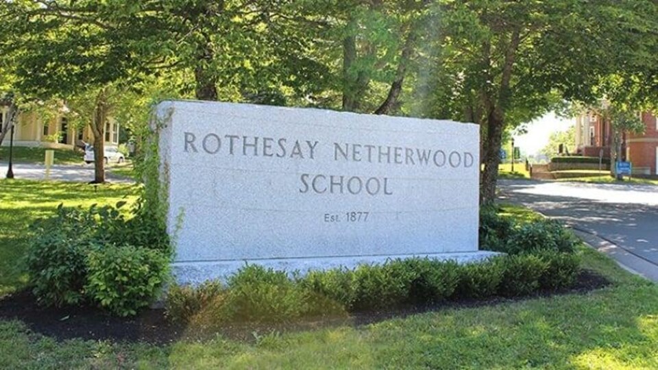 Les frais de scolarité à la Rothesay Netherwood School varient de 25 000 à plus de 40 000 $ par année pour un élève en pension. L'école compte environ 300 élèves, environ le quart vient de l'étranger.