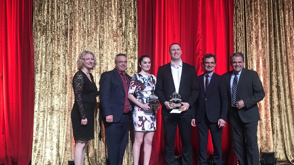 Le footballeur Mathieu Betts et la basketteuse Sarah-Jane Marois sont les étudiants-athlètes de l'année à l'Université Laval. Les deux finissants ont reçu cet honneur lors du 68e Gala du Rouge et Or, mercredi soir.