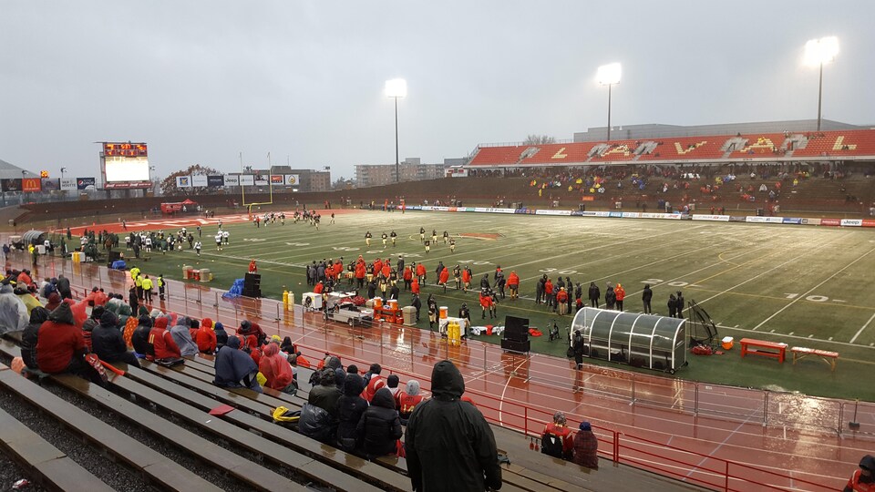 Le match avait lieu au Stade Telus de l'Université Laval