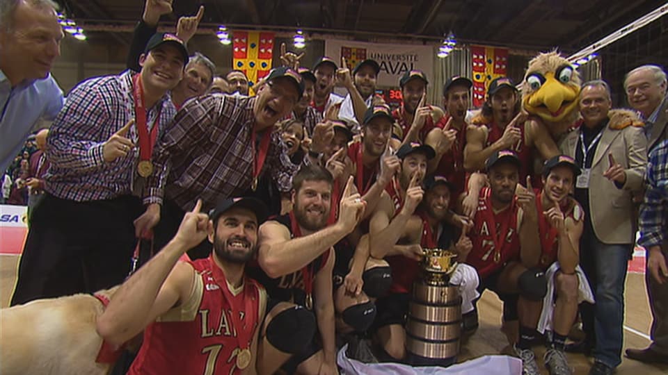 Les joueurs de l'équipe de volleyball du Rouge et Or de l'Université Laval célèbrent l'obtention du titre de champion canadien universitaire en mars 2013