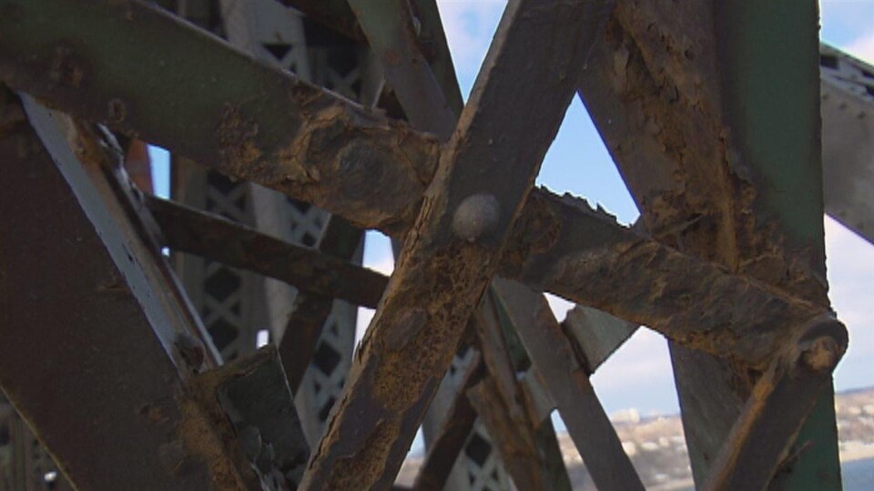 De nombreuses pièces du pont de Québec sont rongées par la rouille.