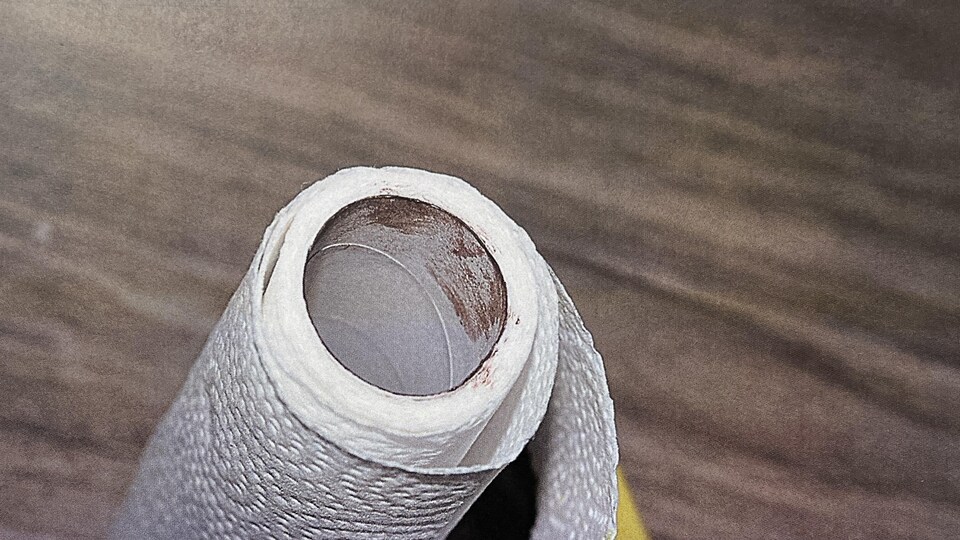 A paper towel roll where the red marks can be seen.