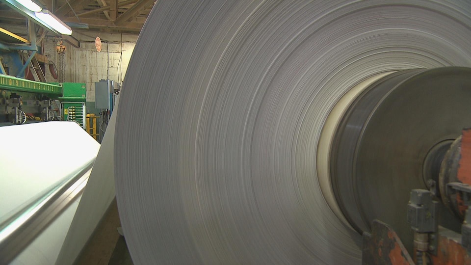 Production de papier à l'usine de Produits forestiers Résolu, à Alma