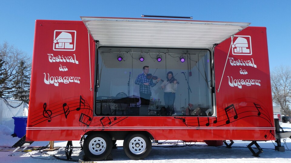 La roulotte rouge du Festival du Voyageur accueille des musiciens le 17 février 2022.