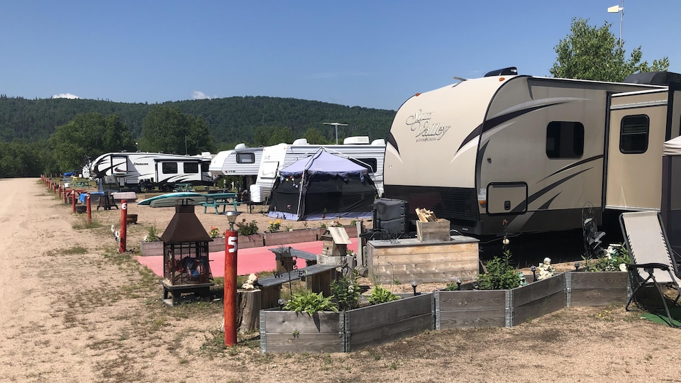 Les caravanes de nombreux campeurs saisonniers installés au Camping Manic-2.