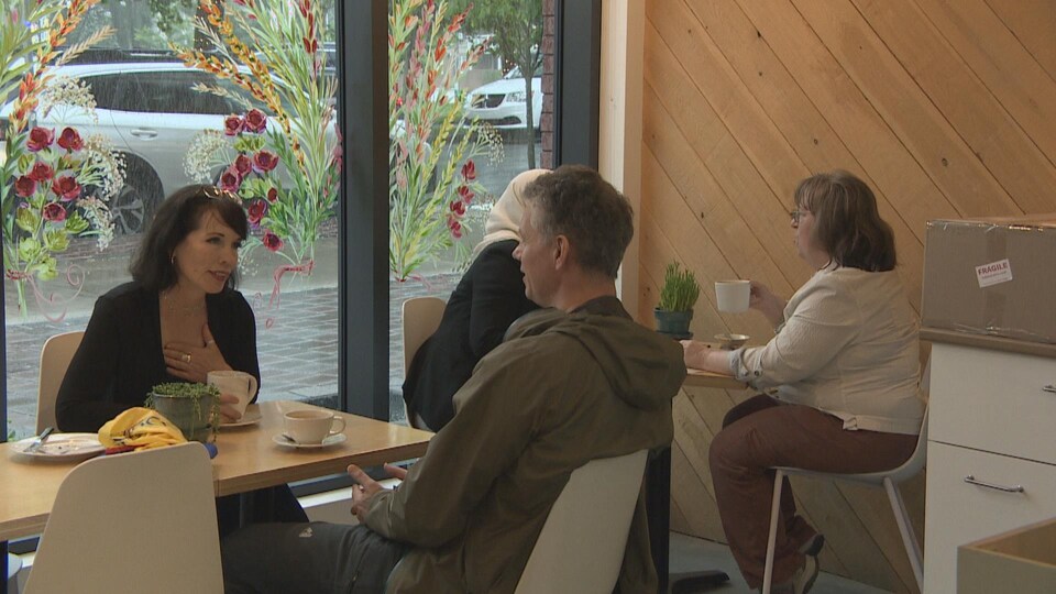 Des clients assis dans un café. 