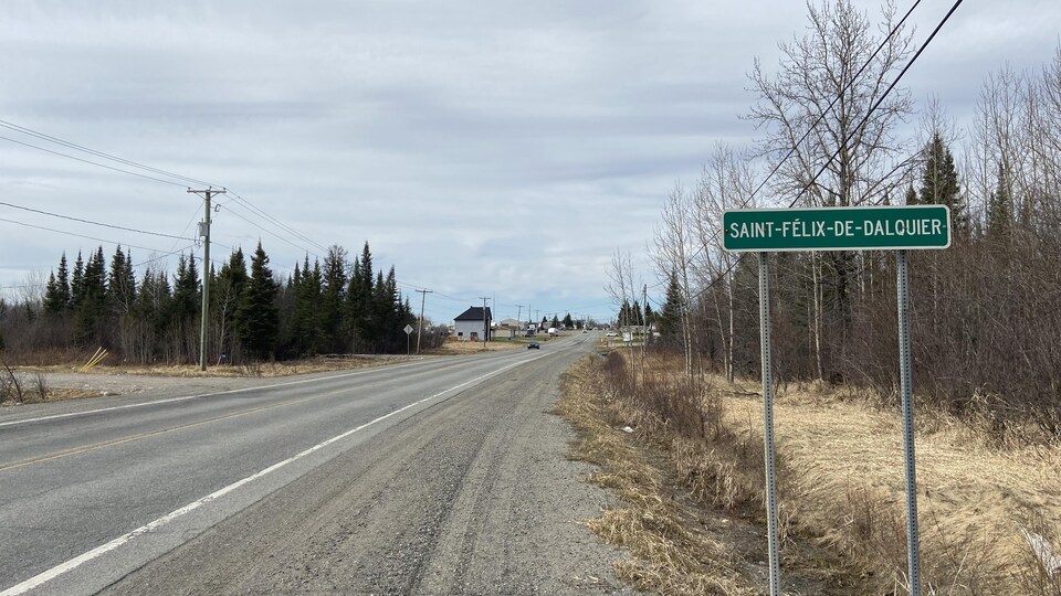 La route 109 à l'entrée sud de Saint-Félix-de-Dalquier.