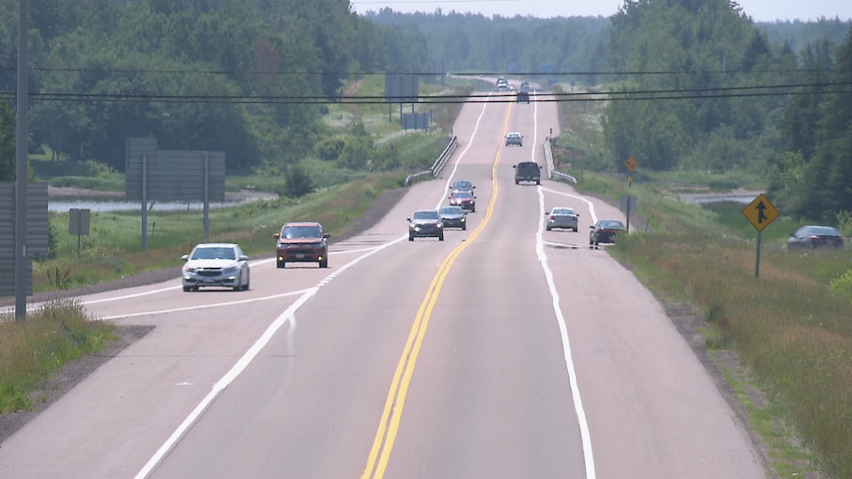 Circulation automobile sur la route 11 en été