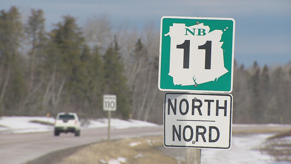 Un panneau indicateur de la route 11.