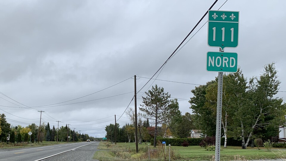 Une route avec un panneau qui indique 111 Nord.
