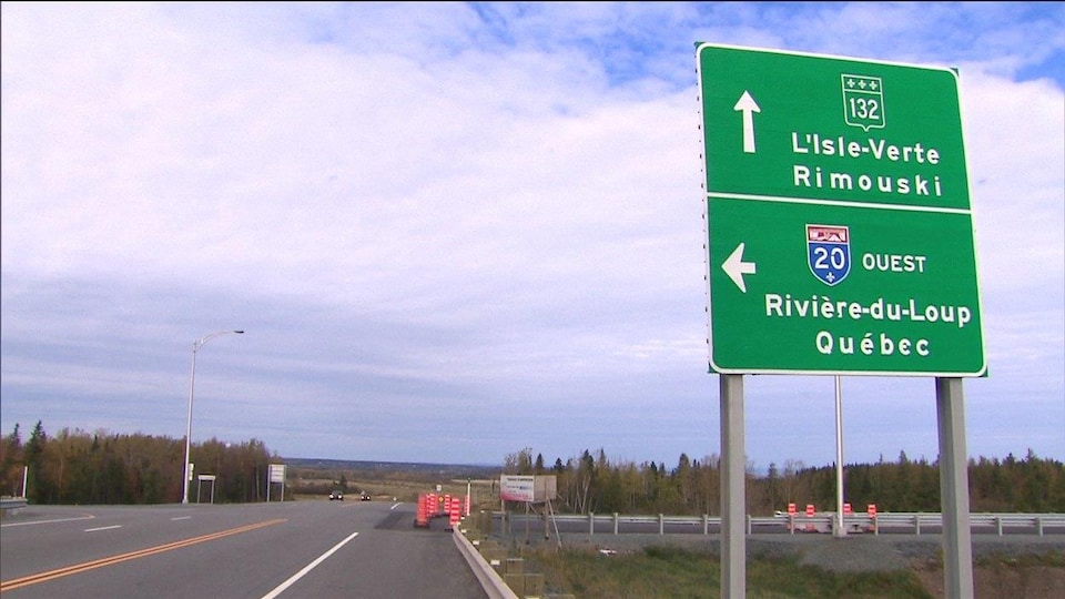 Une pancarte indique la direction à prendre pour emprunter l'autoroute 20 vers Rivière-du-Loup.