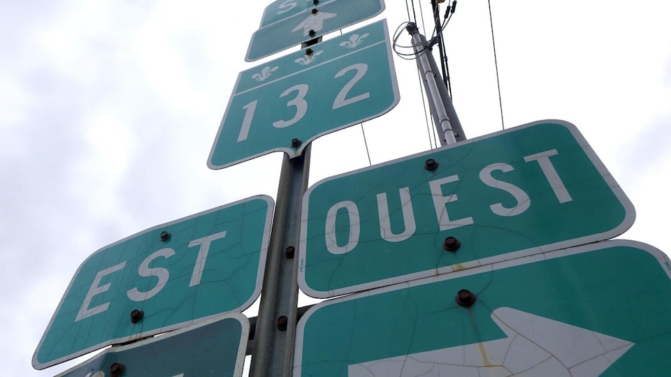 Des panneaux indiquent les deux directions de la route 132