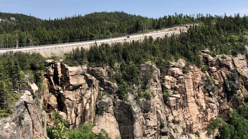 La route se dresse au loin au-dessus d'une paroi rocheuse. Photo prise le 23 juin 2020. 