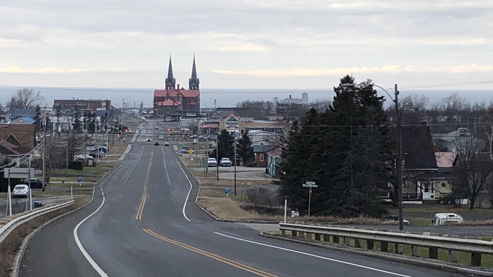 Une vue de la ville de Sainte-Anne-des-Monts avec son église à deux clochers.