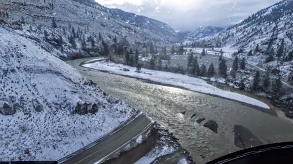 Un tronçon de la route 8 a été emporté par les eaux.