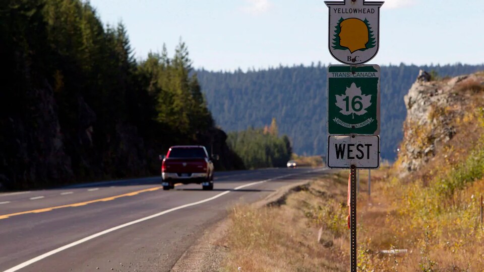 Une camionnette circule sur la route 16 en direction ouest.