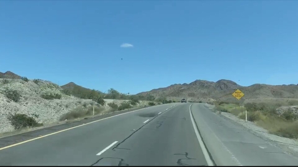 Une route se trouve dans le milieu d'un désert.