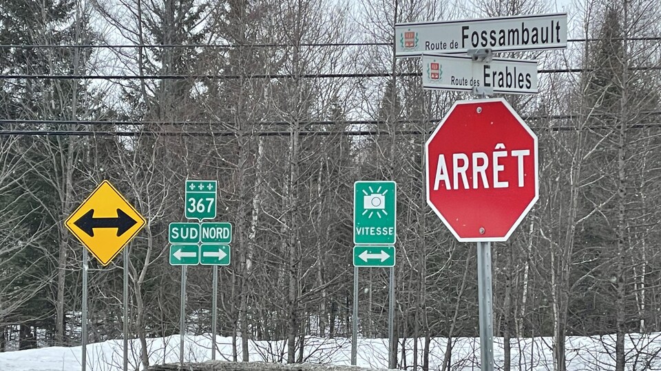Intersection de la route des Érables et de la route de Fossambault avec un arrêt.