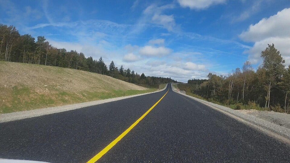 Une route de béton nouvellement faite.