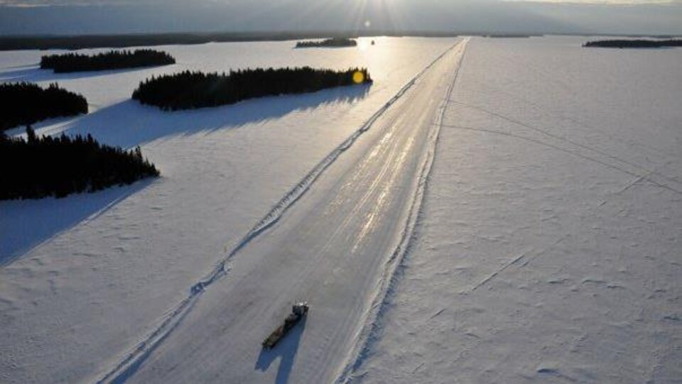 Une camion emprunte une route de glace.