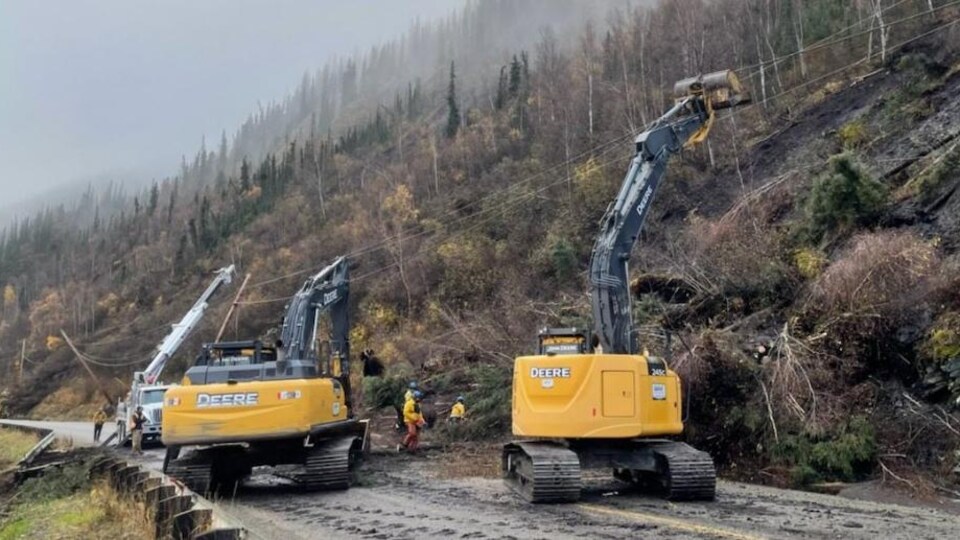 Deux engins de chantier et un camion retirent des débris tombés sur route Klondike Nord.
