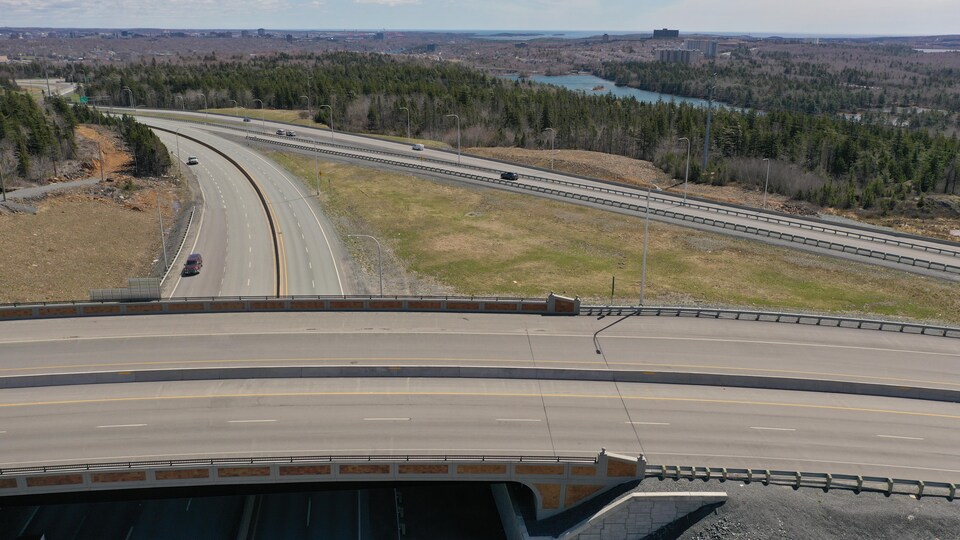 Photo prise par drone d'autoroutes où il y a peu de voitures qui circulent pendant le confinement.