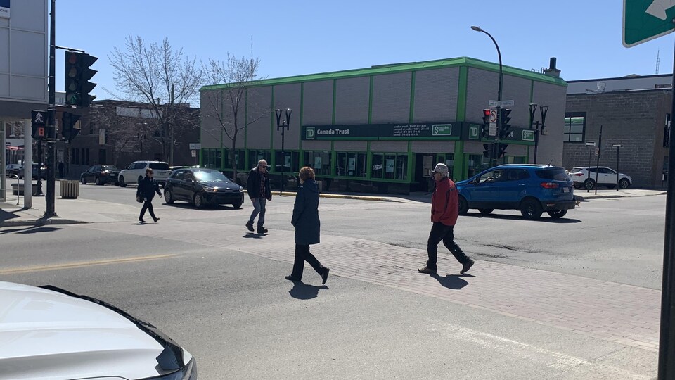 Des personnes traversent la rue au centre-ville de Rouyn-Noranda.