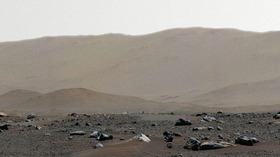 Une montagne brune désertique.
