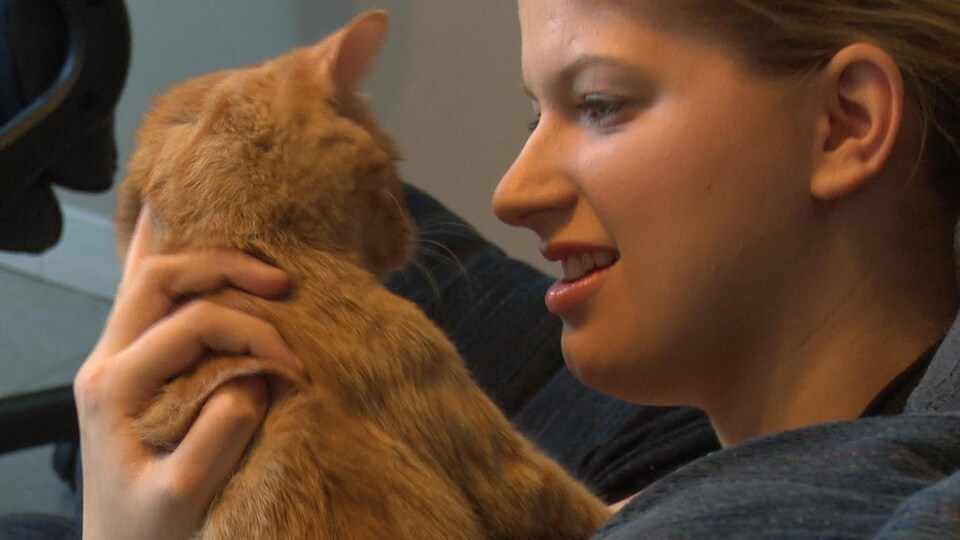 Une femme tenant un chat