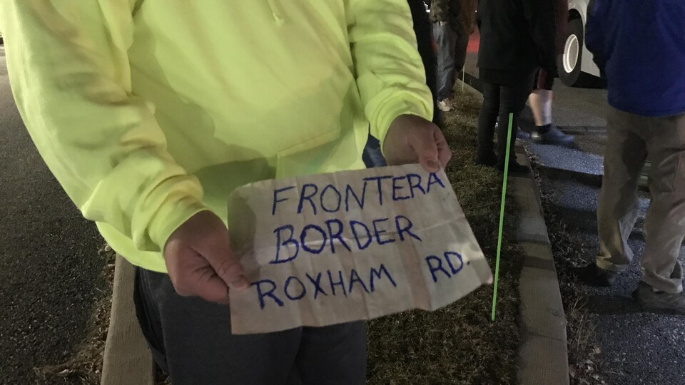 Une pancarte pour aller au chemin Roxham.