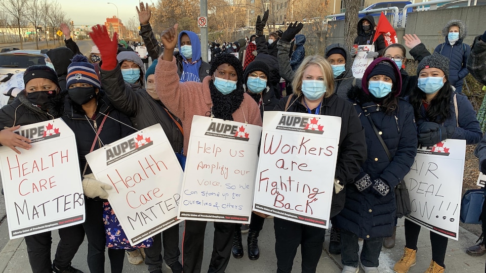 Des manifestants devant un hôpital.