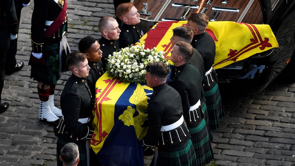 Des porteurs transportent le cercueil de la reine Élisabeth II à l'intérieur de la cathédrale Saint-Gilles.