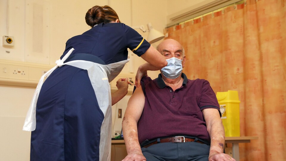 Un homme reçoit une dose de vaccin contre la COVID-19.