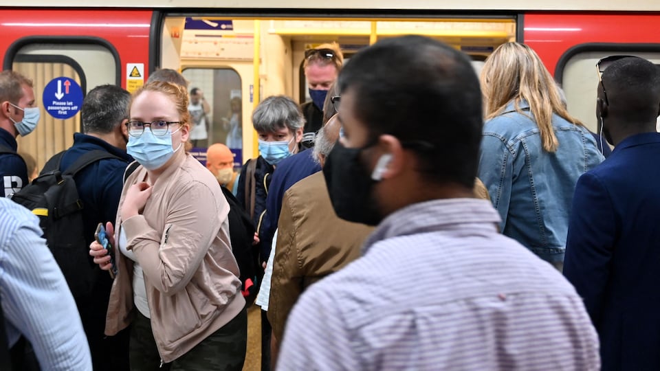 Des passagers dans le métro de Londres.