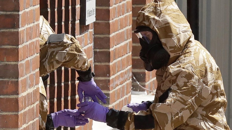 Des techniciens en tenue protectrice examinent les lieux de l'empoisonnement au Novitchok à Salisbury, au Royaume-Uni.