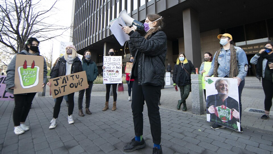 Des manifestantes regroupées devant le palais de justice de Montréal.