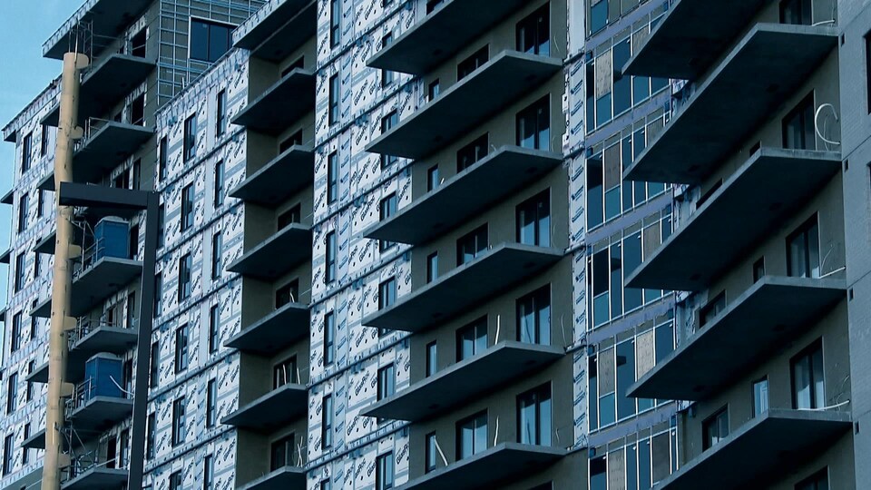 Plusieurs appartements se suivent dans cette tour d'habitations.